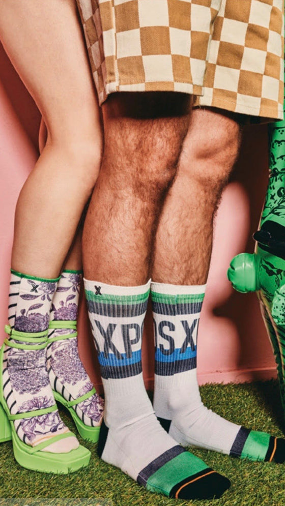 Two pairs of legs wearing colorful socks with a checkered skirt and green shoes.
Sælar - sokkar Xpooos - bestu sokkarnir - sætir sokkar