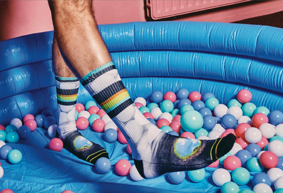 Person wearing colorful socks in a small inflatable pool filled with multicolored balls.
Sælar - sokkar Xpooos - bestu sokkarnir - sætir sokkar