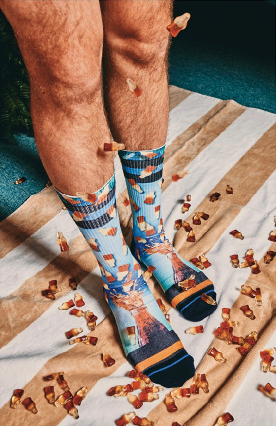 Person wearing colorful socks with a pattern on a striped fabric background

Sælar - sokkar Xpooos - bestu sokkarnir - sætir sokkar